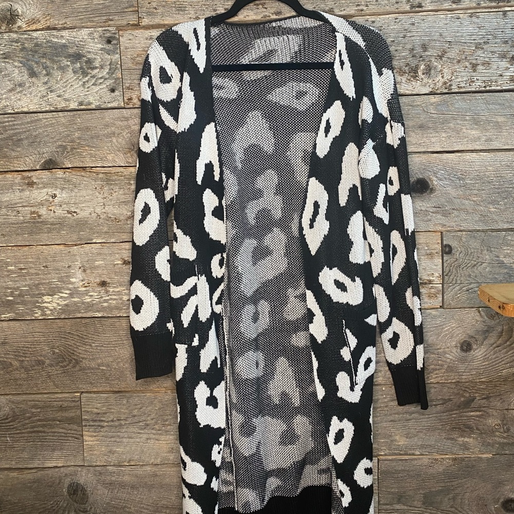 Black & white cheetah duster